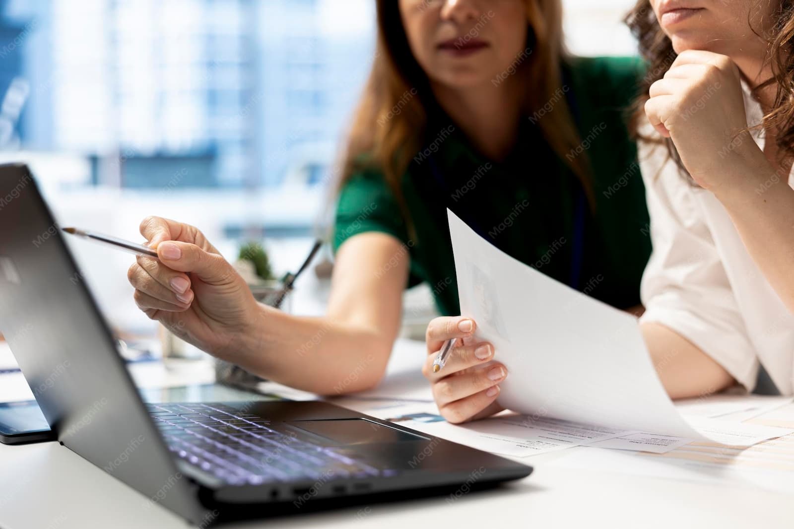 Equipo de recursos humanos revisando evaluaciones