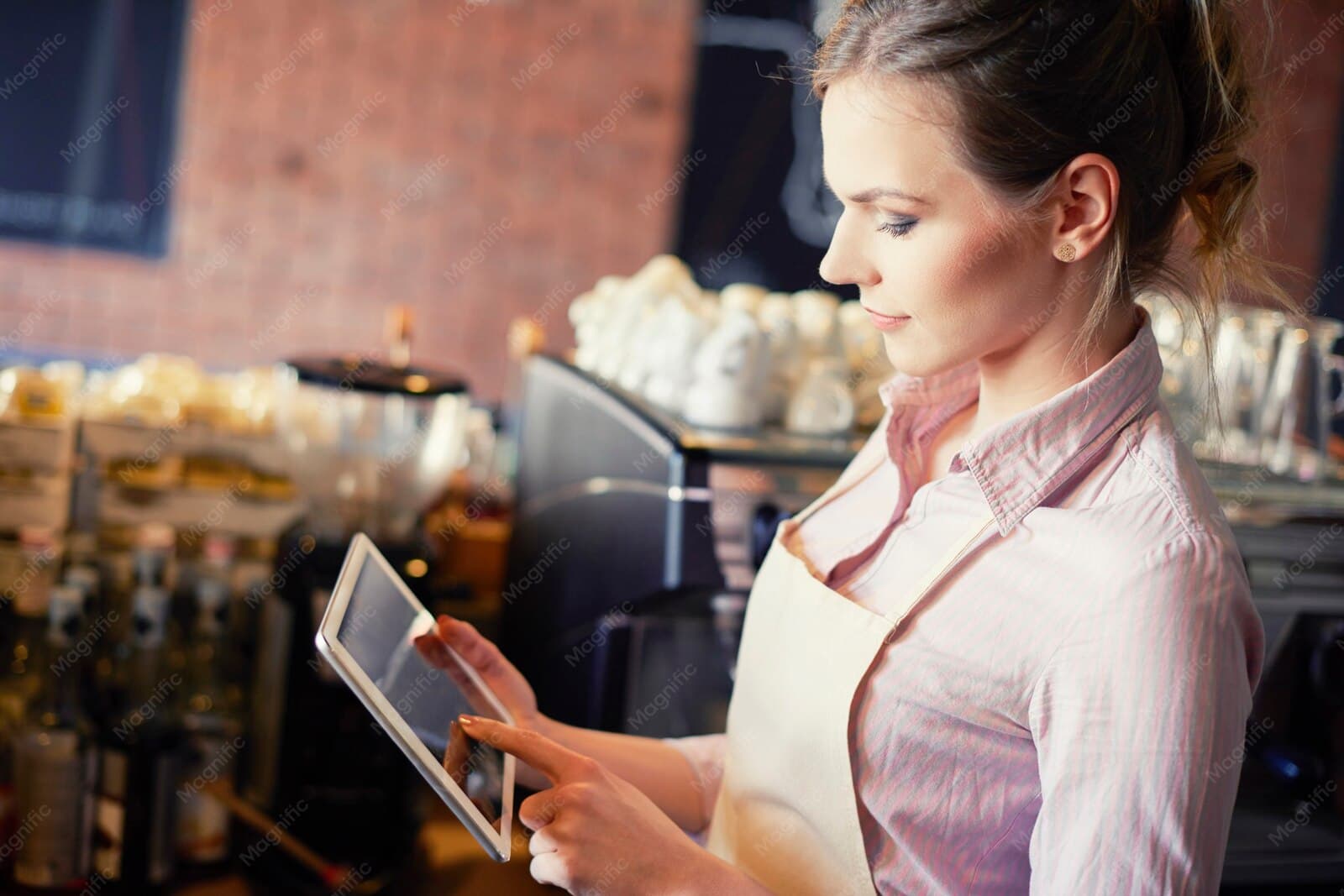 Garzona tomando un pedido en una tablet en un restaurante