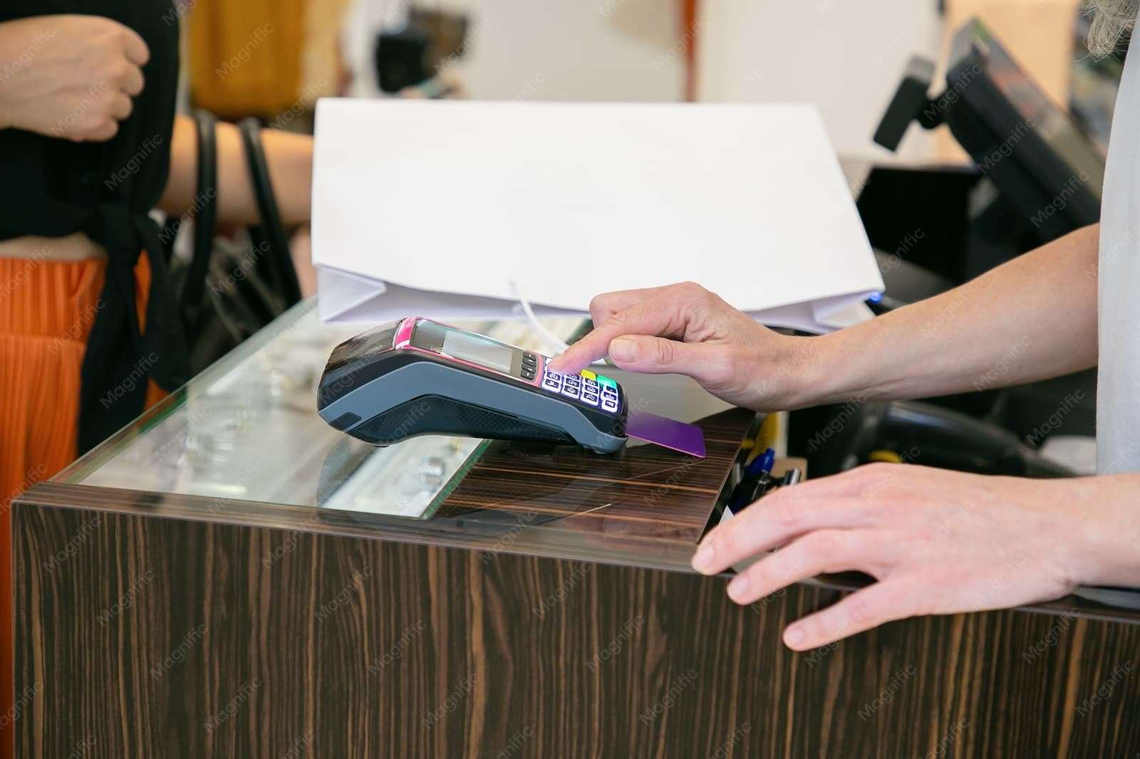 Cajera cobrando con terminal de pago en una tienda