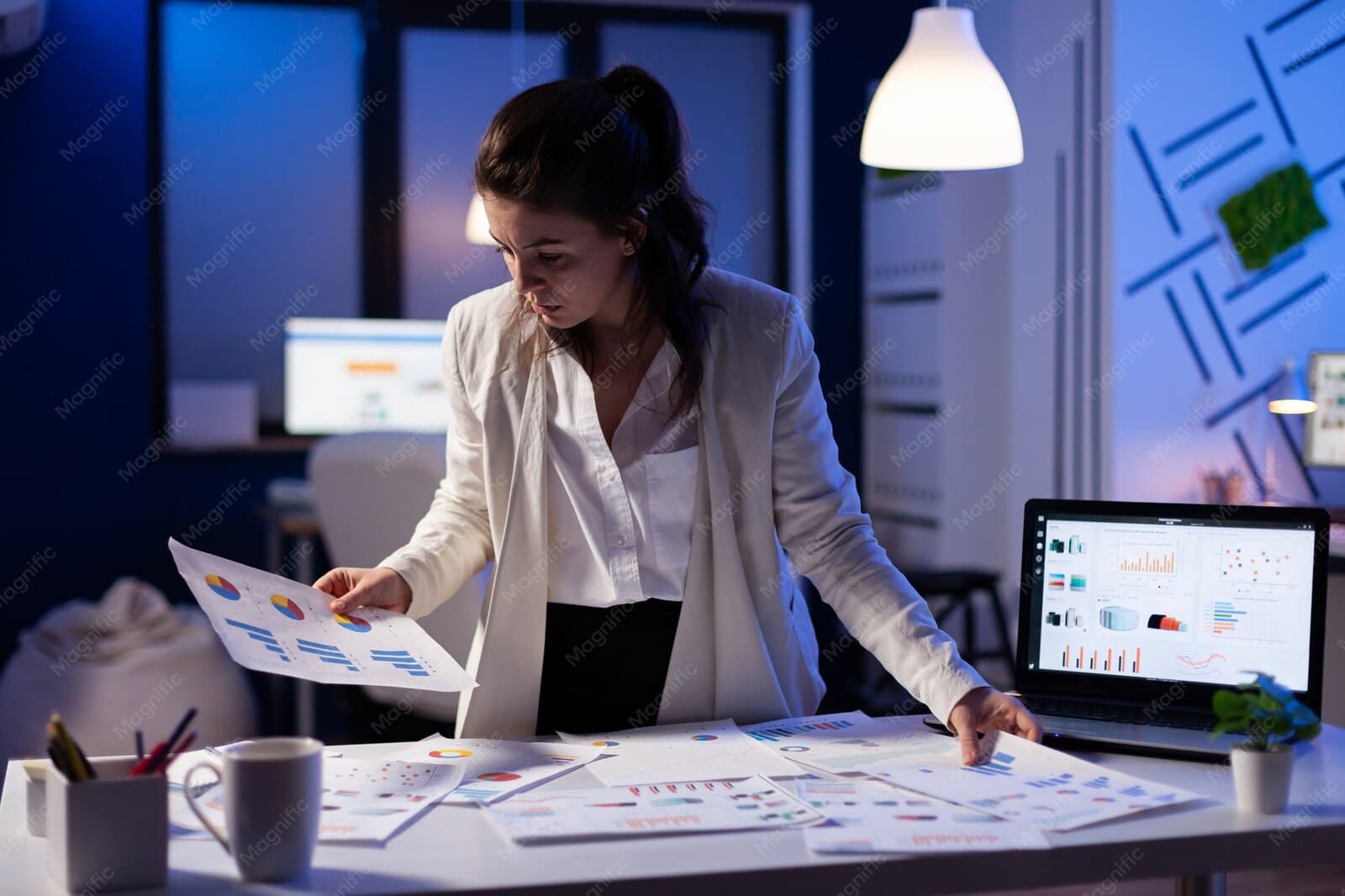 Mujer revisando reportes de proveedores